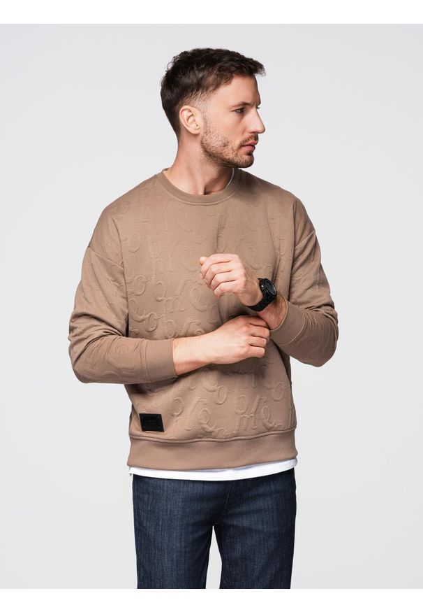 Ombre Clothing - Bluza męska RELAXED FIT z tłoczonymi literami – brązowa V3 - Rozmiar: L. Kolor: brązowy. Materiał: dzianina, poliester, bawełna, materiał