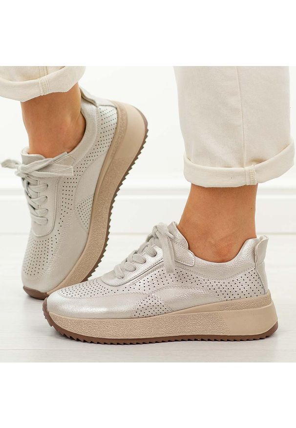 Złote skórzane sneakersy damskie M.Daszyński Ol39-4. Okazja: na co dzień. Nosek buta: okrągły. Zapięcie: sznurówki. Kolor: złoty. Materiał: skóra. Szerokość cholewki: normalna. Sezon: wiosna, jesień, lato. Styl: casual, elegancki, sportowy, klasyczny