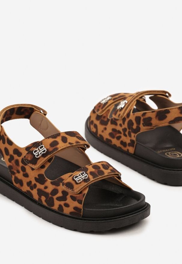 Renee - Panterkowe Sandały z Ozdobnymi Aplikacjami Zapinane na Rzep Marielidia. Okazja: na co dzień. Zapięcie: rzepy. Wzór: aplikacja. Sezon: lato. Obcas: na obcasie. Styl: casual, elegancki. Wysokość obcasa: niski