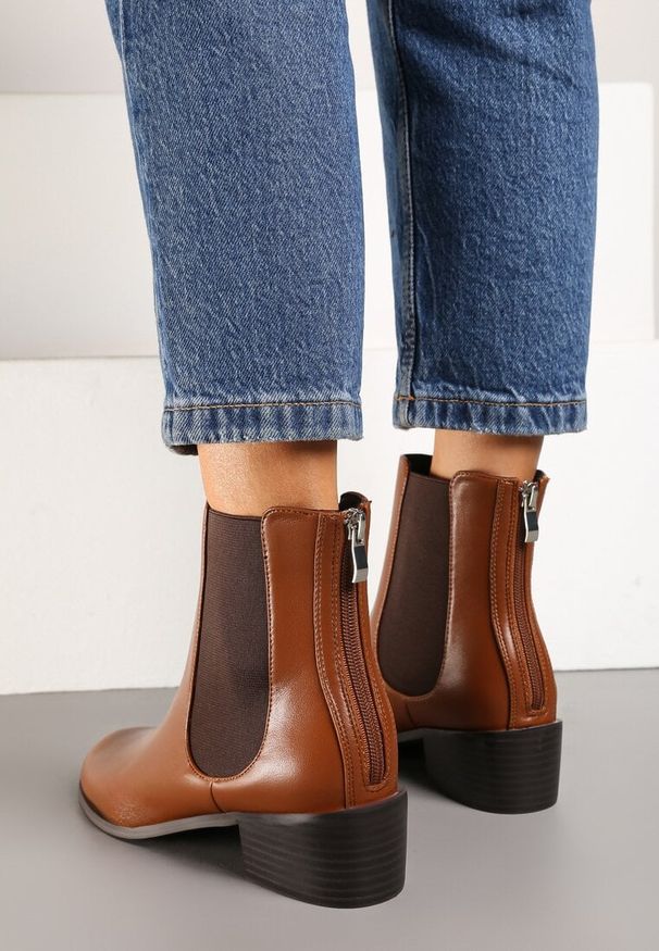 Born2be - Brązowe Botki na Obcasie w Stylu Sztybletów z Elastyczną Gumką Aetaris. Okazja: na spotkanie biznesowe, na co dzień. Kolor: brązowy. Materiał: jeans. Obcas: na obcasie. Styl: elegancki, biznesowy, casual. Wysokość obcasa: średni