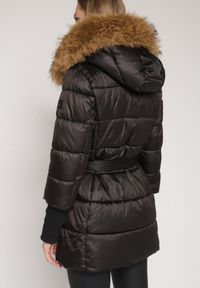 Born2be - Czarna Kurtka z Pikowanymi Przeszyciami Paskiem i Kapturem z Futrem Lidanessa. Okazja: na co dzień. Kolor: czarny. Materiał: futro. Styl: casual #6