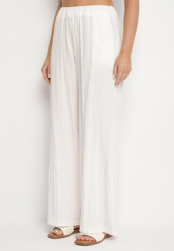 Born2be - Biały Komplet z Wiskozą Szerokie Spodnie i Bluzka z Falbankami Villimi. Kolor: biały. Materiał: wiskoza