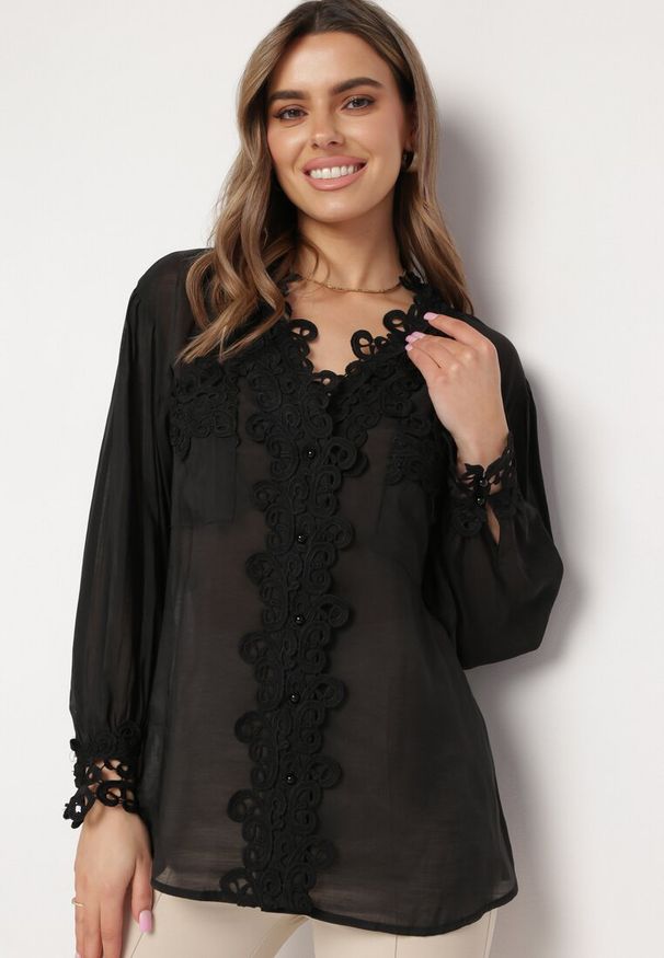 Born2be - Czarna Koszula z Perłowymi Guzikami i Koronką Sannera. Kolor: czarny. Materiał: koronka. Wzór: koronka