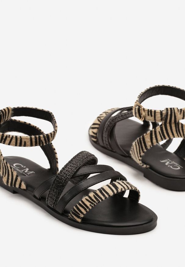 Renee - Czarne Sandały z Ozdobnymi Paseczkami w Zwierzęcy Wzór Damivaya. Okazja: na randkę, na co dzień. Kolor: czarny. Materiał: jeans. Wzór: motyw zwierzęcy. Obcas: na płaskiej podeszwie. Styl: klasyczny, casual