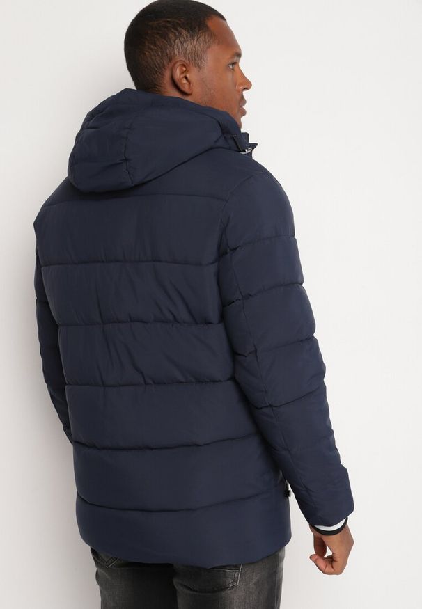 Born2be - Granatowa Pikowana Kurtka z Odpinanym Kapturem i Ściągaczami w Paski przy Rękawach Atinthea. Okazja: na co dzień. Kolor: niebieski. Materiał: jeans. Wzór: paski. Styl: elegancki, casual