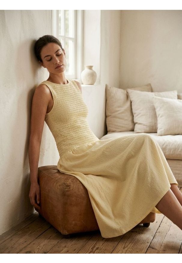 Sinsay - Sukienka midi z marszczeniem - żółty. Kolor: żółty. Długość: midi