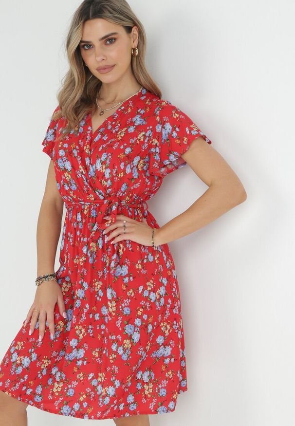 Born2be - Czerwona Sukienka Midi z Wiskozy z Gumką w Talii i Krótkim Rękawem Jodys. Kolor: czerwony. Materiał: wiskoza. Długość rękawa: krótki rękaw. Długość: midi