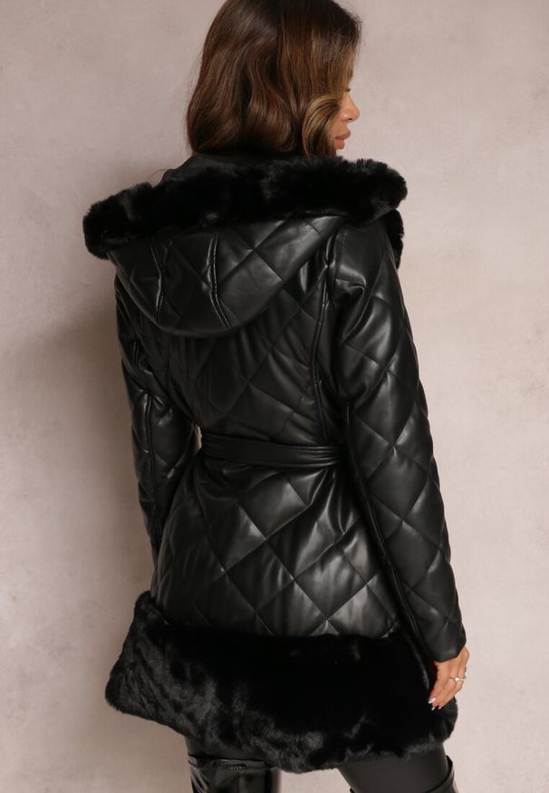 Renee - Czarna Kurtka Pikowana Ozdobiona Sztucznym Futrem z Kapturem Ragutta. Typ kołnierza: kaptur. Kolor: czarny. Materiał: futro. Wzór: aplikacja. Sezon: zima, jesień. Styl: elegancki