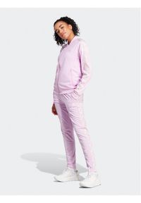 Adidas - adidas Dres Essentials 3-Stripes IJ8787 Różowy Slim Fit. Kolor: różowy. Materiał: syntetyk, dresówka