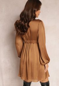 Renee - Brązowa Rozkloszowana Sukienka Mini z Gumką w Pasie Mokkis. Kolor: brązowy. Długość: mini #5