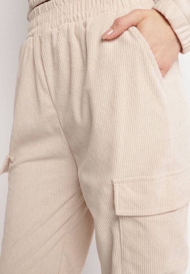 Born2be - Beżowe Spodnie w Stylu Cargo z Wysokim Stanem Belseli. Okazja: na co dzień. Stan: podwyższony. Kolor: beżowy. Styl: casual