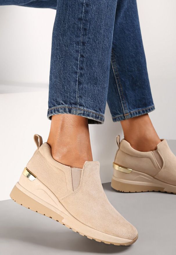 Renee - Beżowe Sneakersy Munna. Kolor: beżowy. Materiał: zamsz, materiał, jeans. Wzór: aplikacja. Obcas: na koturnie