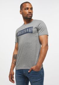 Mustang - MUSTANG STYLE ALEX C LOGO TEE MĘSKI T-SHIRT KOSZULKA NADRUK MID GREY MELANGE 1013223 4140. Okazja: do pracy, na co dzień. Materiał: skóra, bawełna, jeans, materiał, wiskoza. Długość rękawa: krótki rękaw. Długość: krótkie. Wzór: nadruk. Styl: casual, elegancki, klasyczny