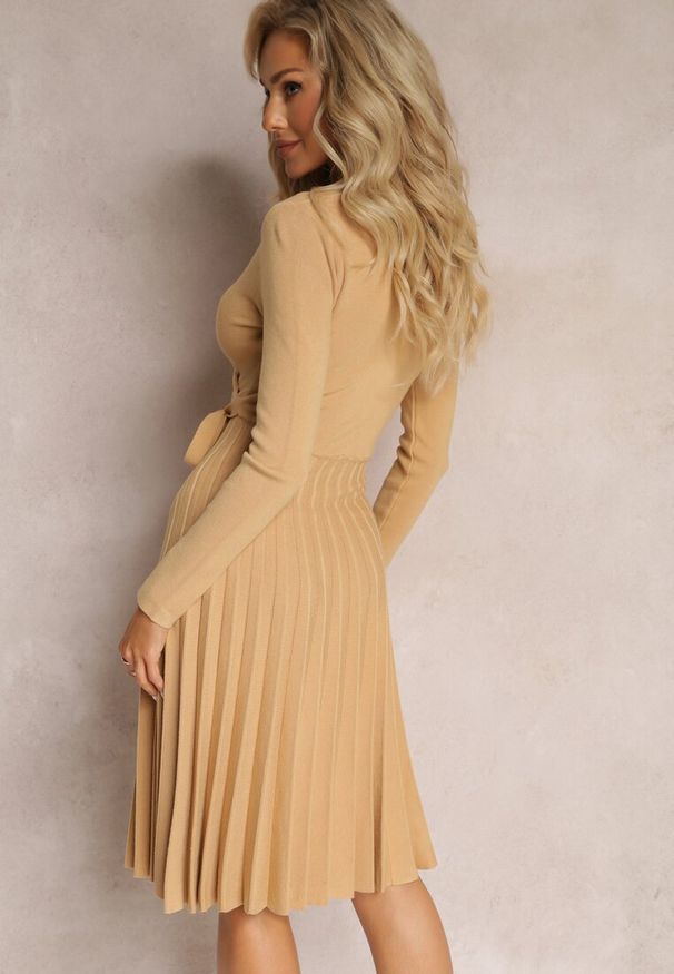 Renee - Ciemnobeżowa Sukienka Dzianinowa z Wiązaniem i Plisowanym Dołem Phelleira. Kolor: beżowy. Materiał: dzianina. Długość rękawa: długi rękaw. Typ sukienki: kopertowe, plisowane. Długość: mini