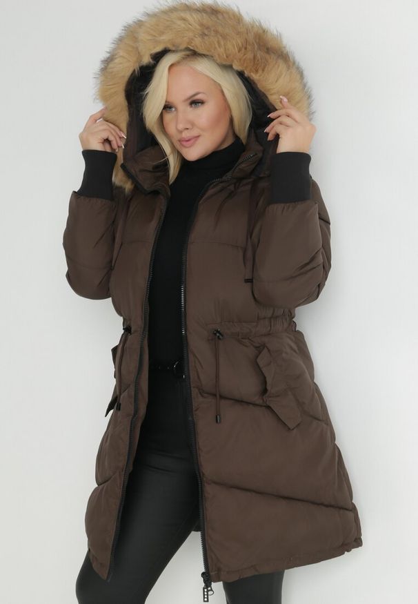 Born2be - Brązowa Kurtka Pikowana z Futerkiem Ipholea. Okazja: na co dzień. Kolekcja: plus size. Kolor: brązowy. Materiał: futro. Sezon: zima, jesień. Styl: casual, elegancki