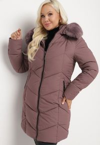Born2be - Ciemnofioletowa Kurtka Pikowana z Ozdobnymi Przeszyciami Ozdobiona Futerkiem Sarittia. Okazja: na co dzień, na spacer. Kolor: fioletowy. Materiał: futro. Wzór: aplikacja. Sezon: zima. Styl: klasyczny, casual, elegancki #7