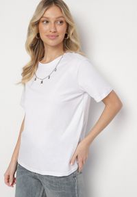 Born2be - Biały Bawełniany T-shirt z Odpinanym Łańcuszkiem Imitującym Naszyjnik Mohna. Okazja: na co dzień. Kolor: biały. Materiał: bawełna. Wzór: aplikacja. Sezon: lato, wiosna. Styl: elegancki, casual #6