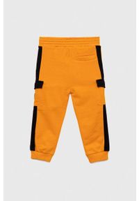 Guess spodnie dresowe bawełniane dziecięce kolor pomarańczowy wzorzyste. Stan: podwyższony. Kolor: pomarańczowy. Materiał: bawełna, dresówka #2