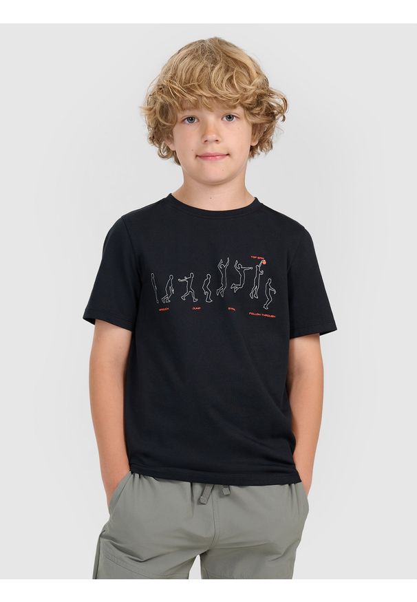 4f - 4F T-shirt regular z nadrukiem chłopięcy - czarny 122 (6-7 lat). Okazja: na co dzień. Kolor: czarny. Materiał: jersey, bawełna, materiał. Długość rękawa: krótki rękaw. Długość: krótkie. Wzór: nadruk. Sezon: lato. Styl: casual, klasyczny, sportowy