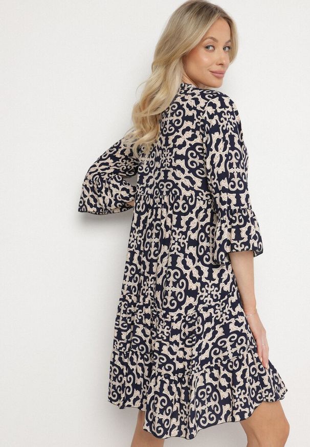 Born2be - Granatowa Sukienka Rozkloszowana z Bawełny w Etniczny Wzór Zalista. Okazja: na co dzień. Kolor: niebieski. Materiał: bawełna. Typ sukienki: rozkloszowane. Styl: casual, boho
