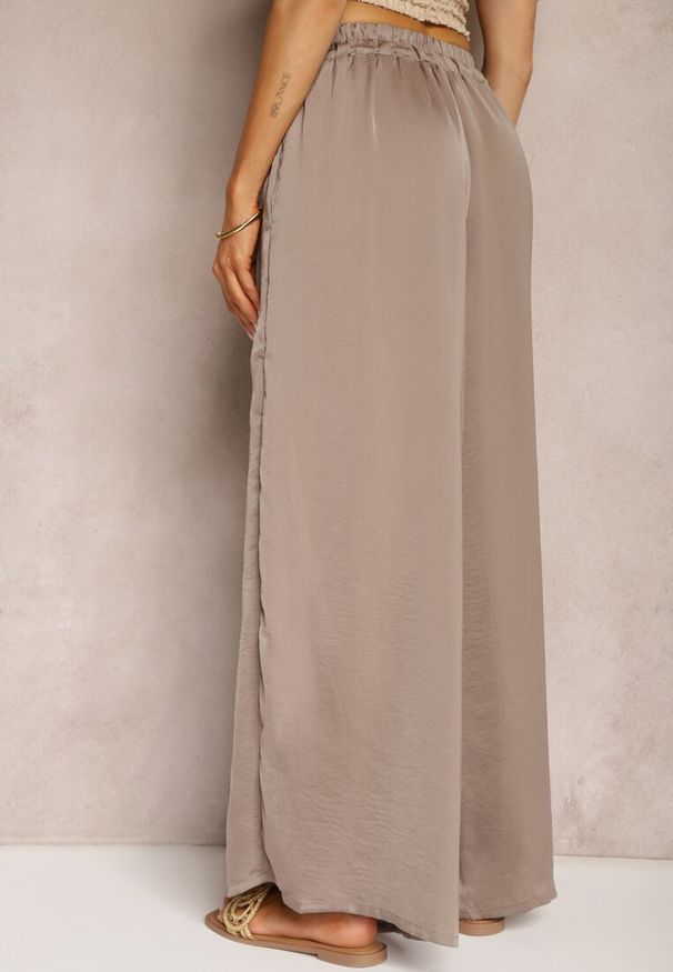 Renee - Ciemnobeżowe Wiskozowe Spodnie Szerokie High Waist Rissalene. Okazja: na spotkanie biznesowe, do pracy. Stan: podwyższony. Kolor: beżowy. Materiał: wiskoza. Styl: biznesowy, elegancki