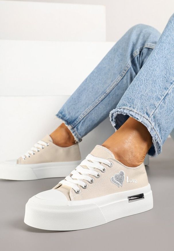 Born2be - Beżowe Trampki na Grubej Podeszwie Ozdobione Sercem i Napisem Lurindia. Kolor: beżowy. Materiał: jeans. Wzór: napisy, aplikacja. Obcas: na platformie. Styl: klasyczny, elegancki