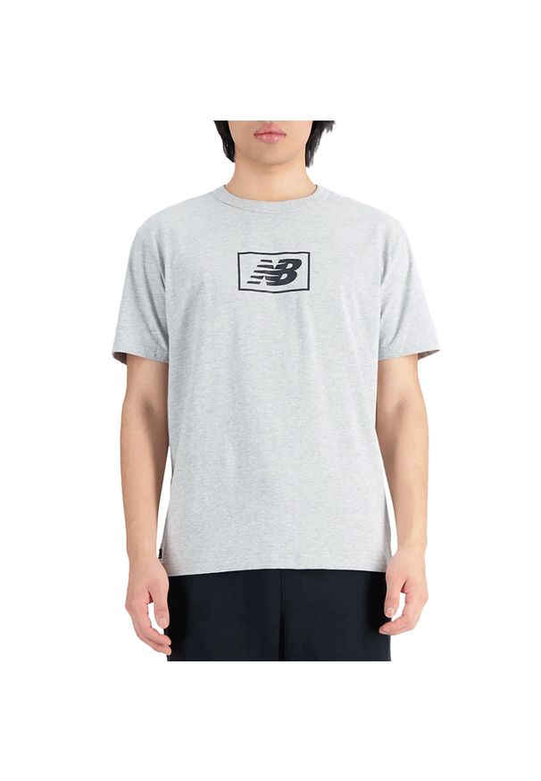 Koszulka New Balance MT33512AG - szara. Kolor: szary. Materiał: materiał, bawełna. Długość rękawa: krótki rękaw. Długość: krótkie. Wzór: napisy