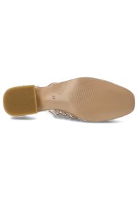 Sandały damskie S.Barski, ze skóry naturalnej z ażurową cholewką i niskim ozdobnym obcasem, beżowe, CR61-3019. Okazja: na co dzień. Zapięcie: pasek. Kolor: beżowy. Wzór: ażurowy. Materiał: skóra. Sezon: lato. Obcas: na obcasie. Styl: wizytowy, casual, klasyczny, elegancki. Wysokość obcasa: średni #7