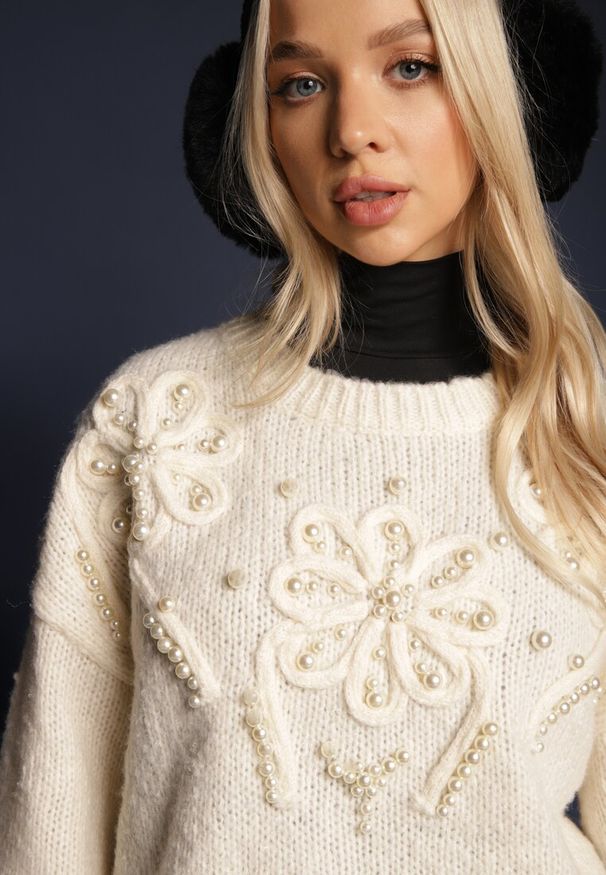 Renee - Beżowy Sweter o Pudełkowym Kroju z Kwiatową Aplikacją Zdobioną Perełkami Hedilie. Okazja: na co dzień, na spotkanie biznesowe. Kolor: beżowy. Długość rękawa: długi rękaw. Długość: długie. Wzór: aplikacja, kwiaty. Styl: biznesowy, casual