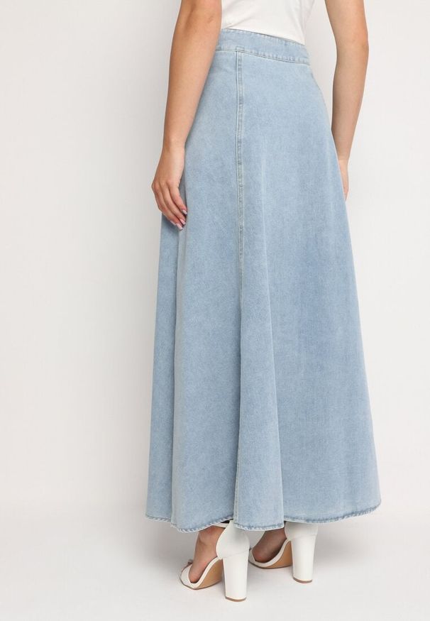 Born2be - Jasnoniebieska Bawełniana Spódnica Jeansowa Maxi Rozkloszowana z Łańcuszkiem Zallire. Kolor: niebieski. Materiał: jeans, bawełna. Styl: boho
