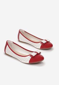 Born2be - Biało-Czerwone Balerinki Talilia. Nosek buta: okrągły. Zapięcie: bez zapięcia. Kolor: biały. Materiał: skóra ekologiczna, lakier. Szerokość cholewki: normalna. Wzór: ażurowy, aplikacja #3