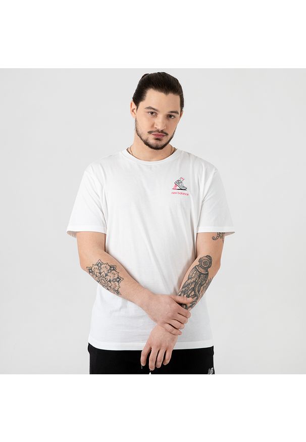 Koszulka New Balance MT13934WT - biała. Okazja: na co dzień. Kolor: biały. Materiał: bawełna, materiał. Wzór: nadruk, kolorowy. Styl: sportowy, casual