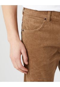 Wrangler - WRANGLER GREENSBORO MĘSKIE SPODNIE SZTRUKSOWE BISCUIT W15QA2012 112319942. Materiał: sztruks #3