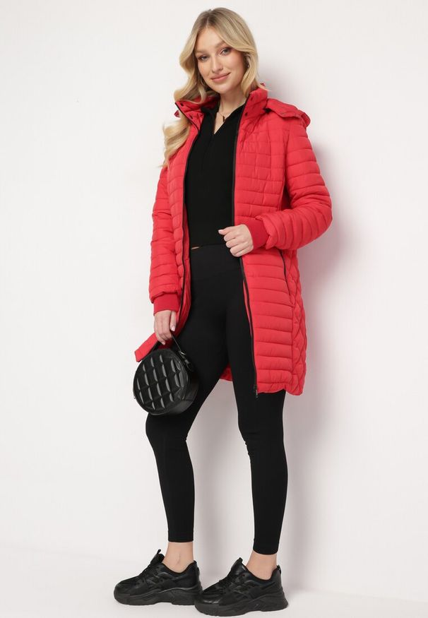 Born2be - Czerwona Kurtka do Kolan Pikowana Zillo. Okazja: na co dzień. Kolor: czerwony. Materiał: jeans, tkanina. Długość: do kolan. Styl: elegancki, casual