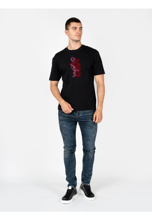 Les Hommes T-Shirt "Love After Death" | LBT1007700D | Mężczyzna | Czarny. Kolor: czarny. Materiał: bawełna. Wzór: aplikacja, nadruk. Styl: klasyczny, elegancki