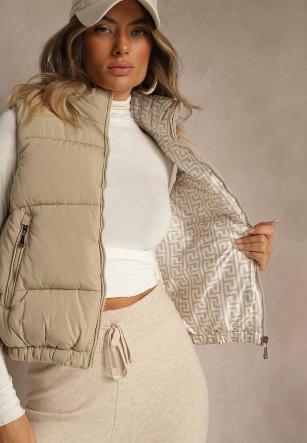 Renee - Ciemnobeżowa Kamizelka Ozdobiona Pikowaniem i Wzorzystą Podszewką w Meander Olerea. Okazja: na co dzień. Kolor: beżowy. Wzór: aplikacja. Styl: casual