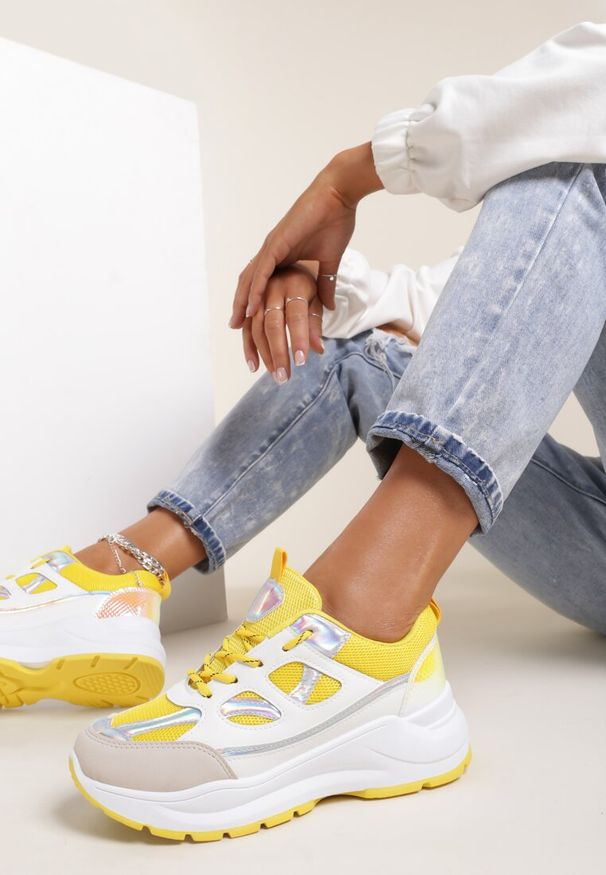 Renee - Żółte Sneakersy Vhesraya. Nosek buta: okrągły. Kolor: żółty. Materiał: materiał. Szerokość cholewki: normalna. Wzór: aplikacja