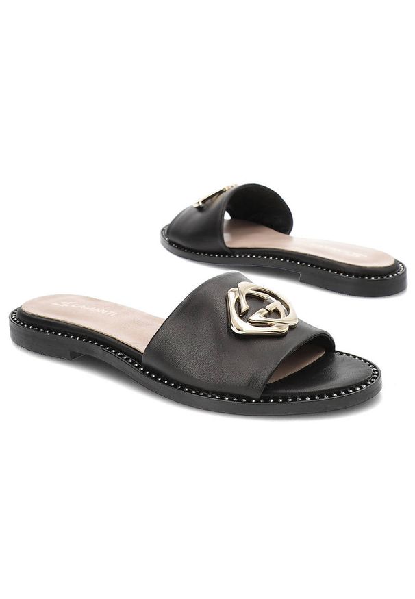 Czarne Klapki Lamanti Skórzane Buty Na Lato. Okazja: na co dzień. Kolor: czarny. Materiał: skóra. Wzór: aplikacja. Sezon: lato. Styl: casual, elegancki, klasyczny