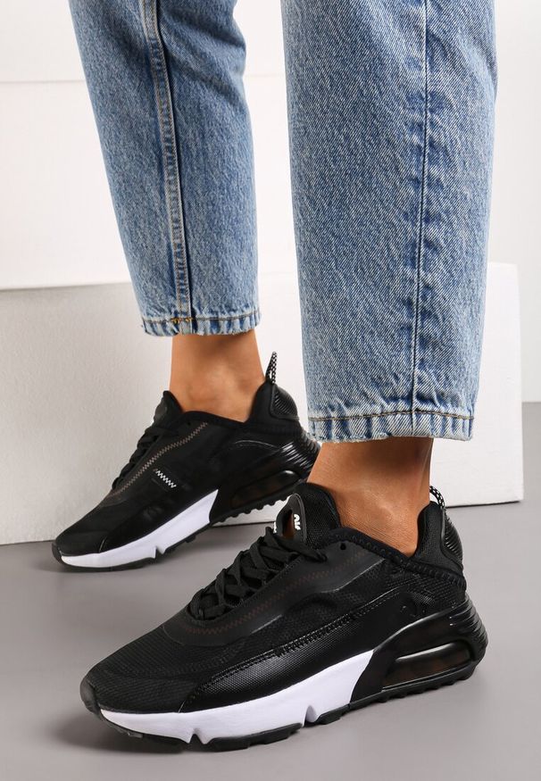 Renee - Czarne Sneakersy Azama. Zapięcie: bez zapięcia. Kolor: czarny. Materiał: materiał. Szerokość cholewki: normalna. Wzór: aplikacja