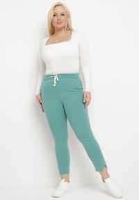 Born2be - Jasnozielone Spodnie Skinny ze Sznurkiem w Pasie i Kieszeniami Irfana. Okazja: na co dzień. Kolor: zielony. Styl: casual, elegancki