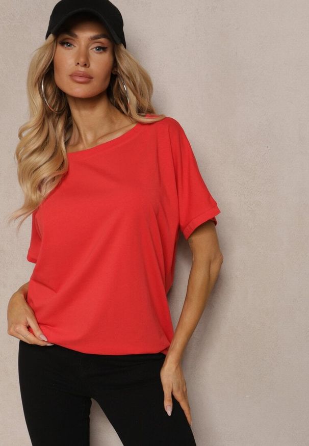 Renee - Czerwony Bawełniany T-shirt Oversize z Krótkim Rękawem i Dłuższym Tyłem Zanimara. Kolor: czerwony. Materiał: bawełna. Długość rękawa: krótki rękaw. Długość: krótkie