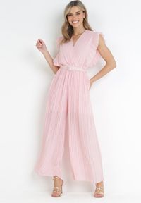 Born2be - Różowy Plisowany Kombinezon z Szerokimi Nogawkami i Wiązanym Paskiem Audra. Okazja: na co dzień. Kolor: różowy. Sezon: lato, wiosna. Styl: elegancki, casual