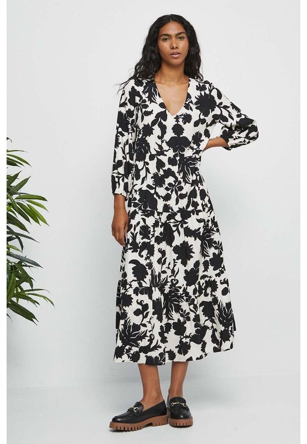 medicine - Medicine sukienka kolor beżowy maxi rozkloszowana. Kolor: beżowy. Materiał: tkanina. Typ sukienki: rozkloszowane. Długość: maxi