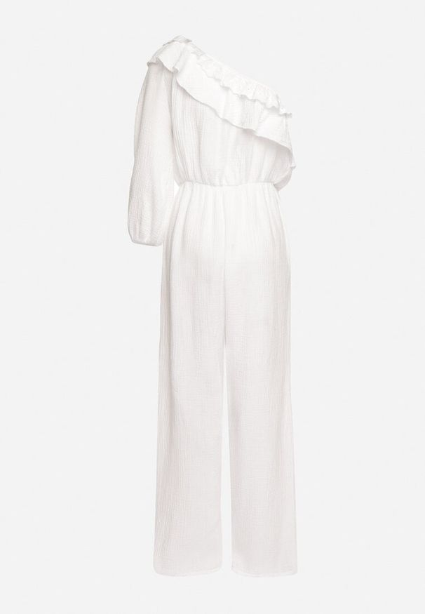 Born2be - Biały Asymetryczny Kombinezon z Bawełny Ozdobiony Falbaną przy Dekolcie i Gumką w Talii Jegelia. Okazja: na co dzień. Kolor: biały. Materiał: bawełna. Wzór: aplikacja. Styl: casual, elegancki