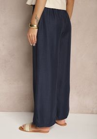 Renee - Granatowe Spodnie Typu Palazzo High Waist o Szerokim Kroju Arathira. Okazja: na co dzień, na imprezę. Stan: podwyższony. Kolor: niebieski. Materiał: jedwab. Długość: długie. Styl: elegancki, casual