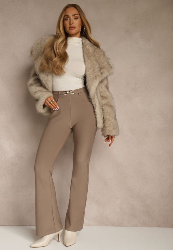 Renee - Beżowe Spodnie Dzwony High Waist w Eleganckim Stylu ze Sprzączką Tevanda. Stan: podwyższony. Kolor: beżowy. Materiał: koronka. Długość: krótkie. Styl: elegancki