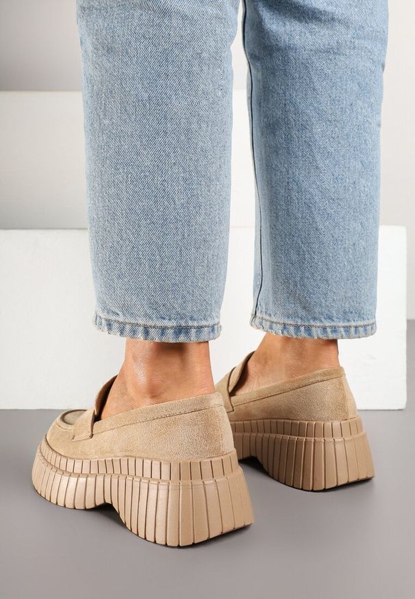 Born2be - Ciemnobeżowe Mokasyny na Grubej Tłoczonej Podeszwie z Ozdobnym Paskiem Fonamia. Okazja: na co dzień. Zapięcie: pasek. Kolor: beżowy. Materiał: jeans. Obcas: na platformie. Styl: casual, klasyczny, elegancki