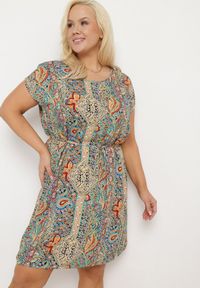 Born2be - Zielono-Beżowa Wiskozowa Sukienka w Stylu Boho o Pudełkowym Kroju z Materiałowym Paskiem Neteri. Okazja: na co dzień. Kolor: zielony. Materiał: materiał, wiskoza. Styl: boho #1