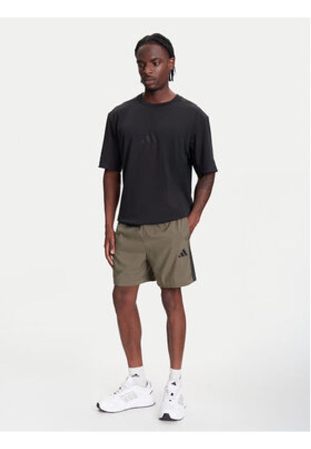 Adidas - adidas Szorty sportowe Essential 3-Stripes Chelsea JE6434 Khaki Regular Fit. Kolor: brązowy. Materiał: syntetyk. Styl: sportowy