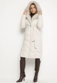 Born2be - Biała Pikowana Kurtka z Futerkowym Obszyciem i Paskiem Samiria. Okazja: na co dzień, do pracy, na spotkanie biznesowe. Kolor: biały. Materiał: poliester, dzianina, jeans, futro. Styl: biznesowy, klasyczny, casual #3